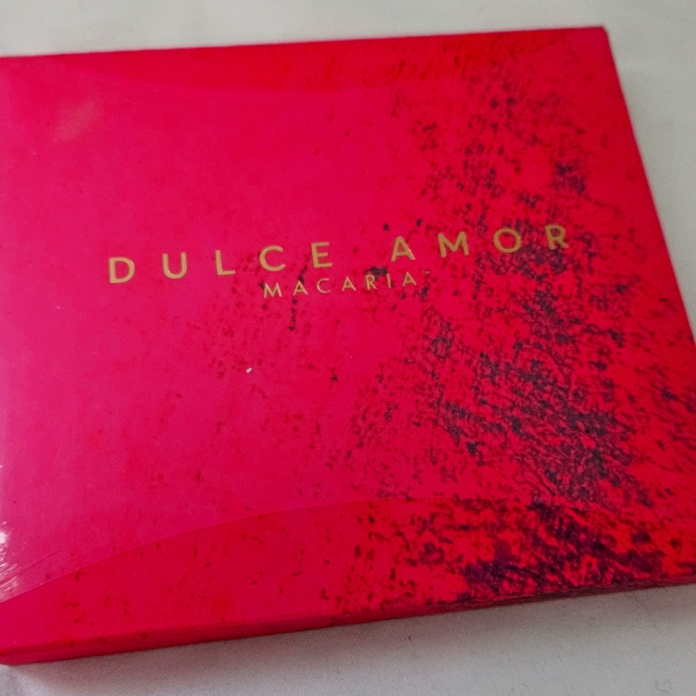 DULCE AMOR MACARIA EYESHADOW PALLETE